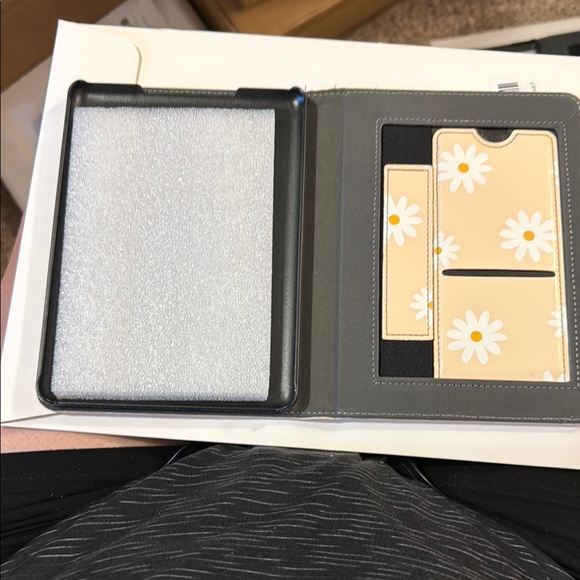 Cobak Daisy Print tablet case fits gen 11 kindle - Picture 2 of 7